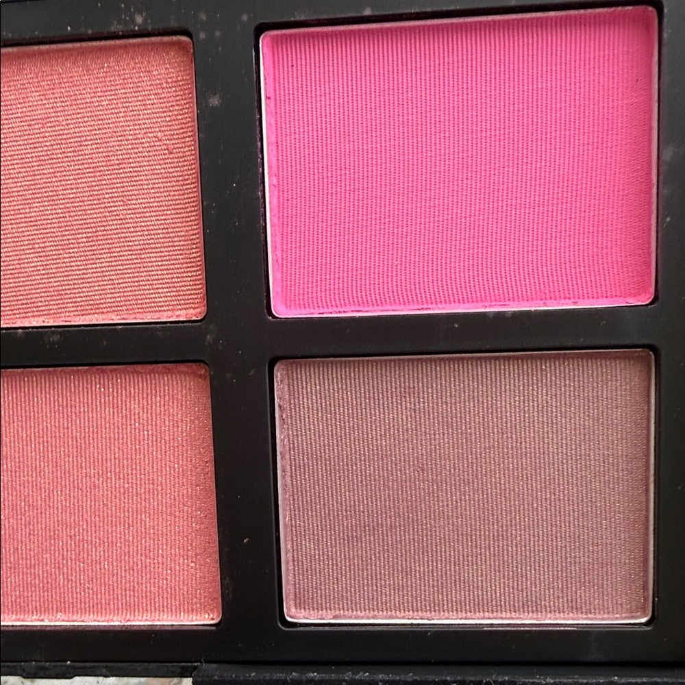 Blush perfect, case sticky and missing pin-great if you need NARS blush palette - Picture 5 of 8